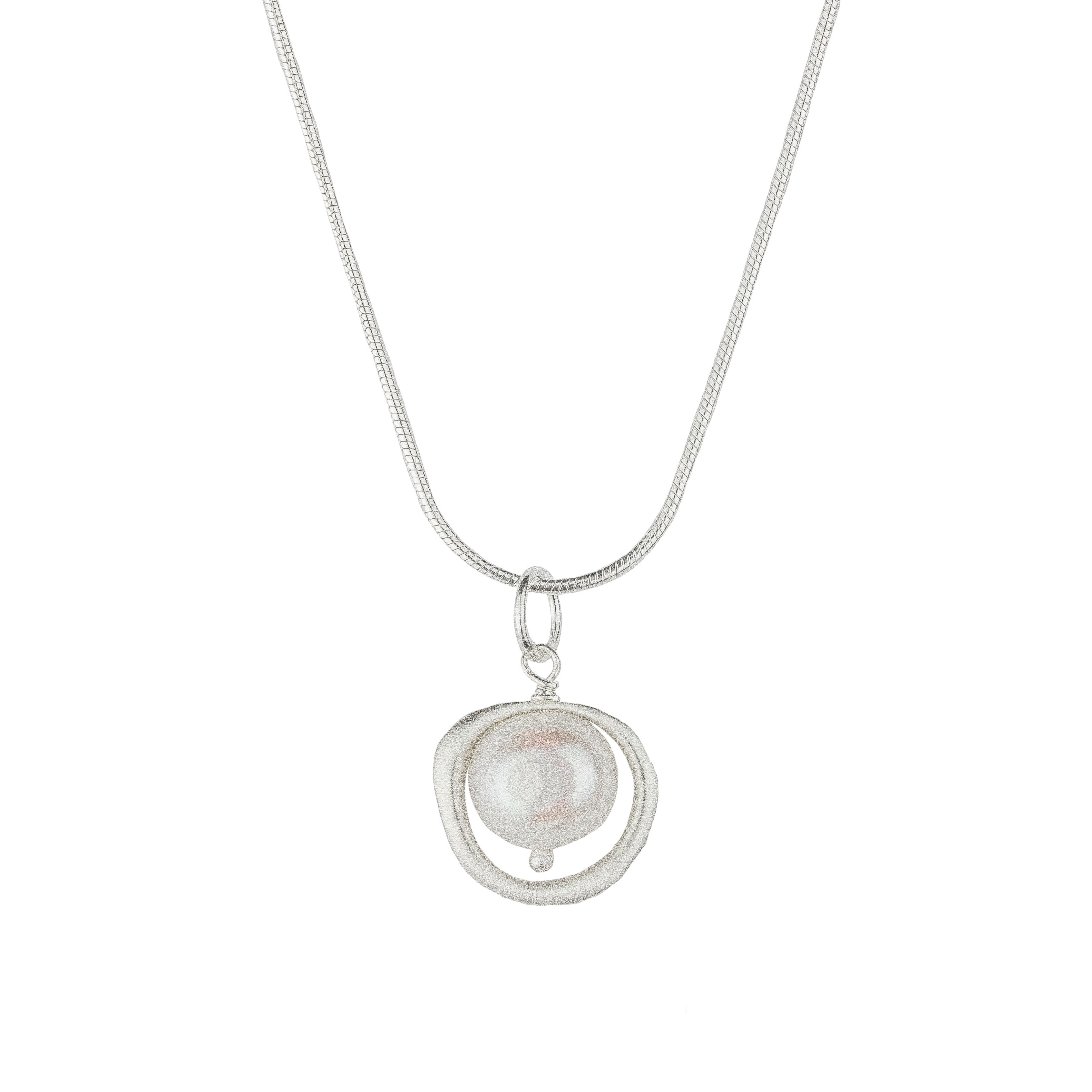 Organic Circle w Pearl Necklace